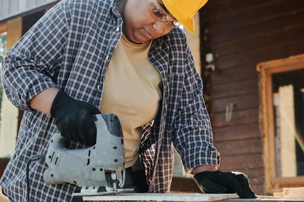Comment entretenir et rénover un parquet en bois massif pour qu'il dure des décennies ?