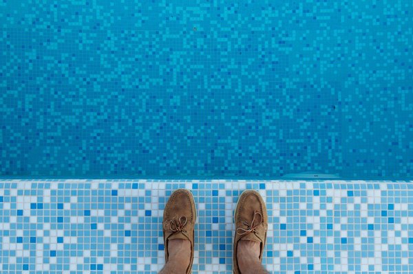 Quels sont les critères pour choisir une piscine avec un système de couverture automatique?
