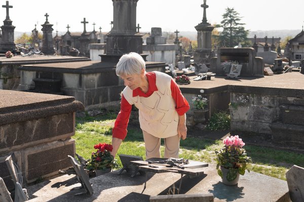 Créez une plaque funéraire personnalisée pour un hommage mémorable